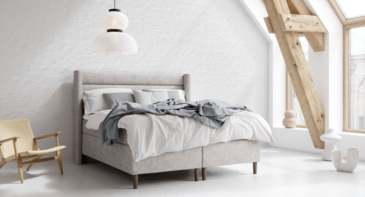 ett ljust inrett sovrum