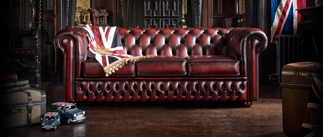 Röd Chesterfield soffa i antique skinn, englands flagga på soffan