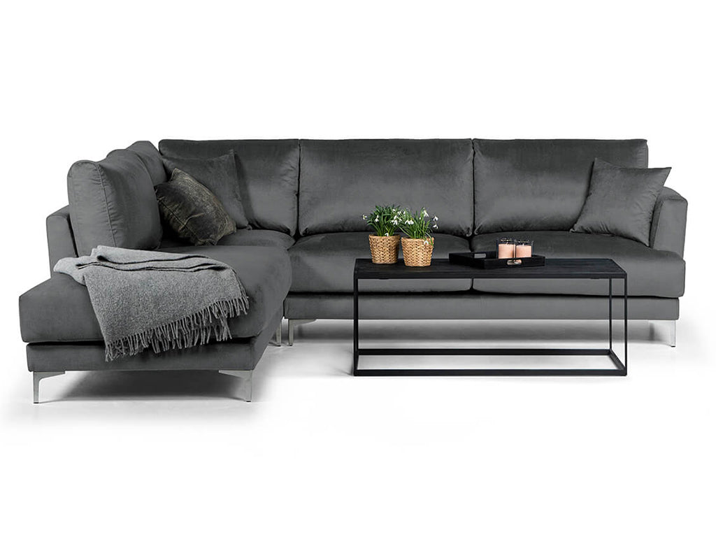 Andango schäslongsoffa med ett svart soffbord