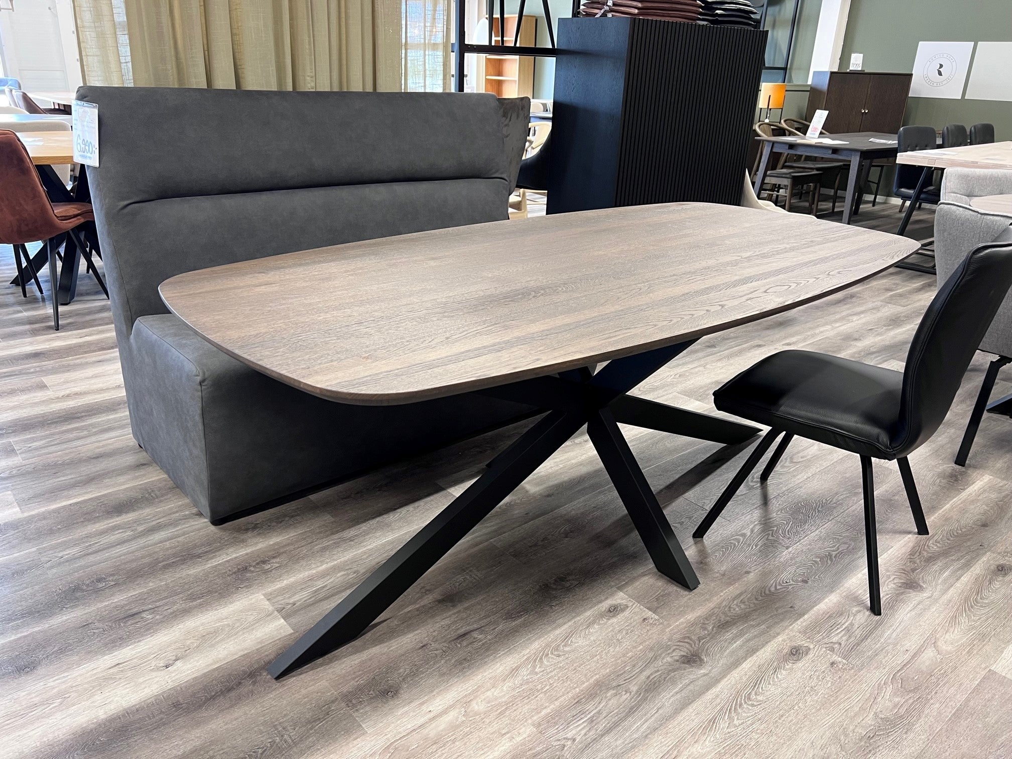 Ovalt matbord dark smoke brun skiva | Möbelhuset