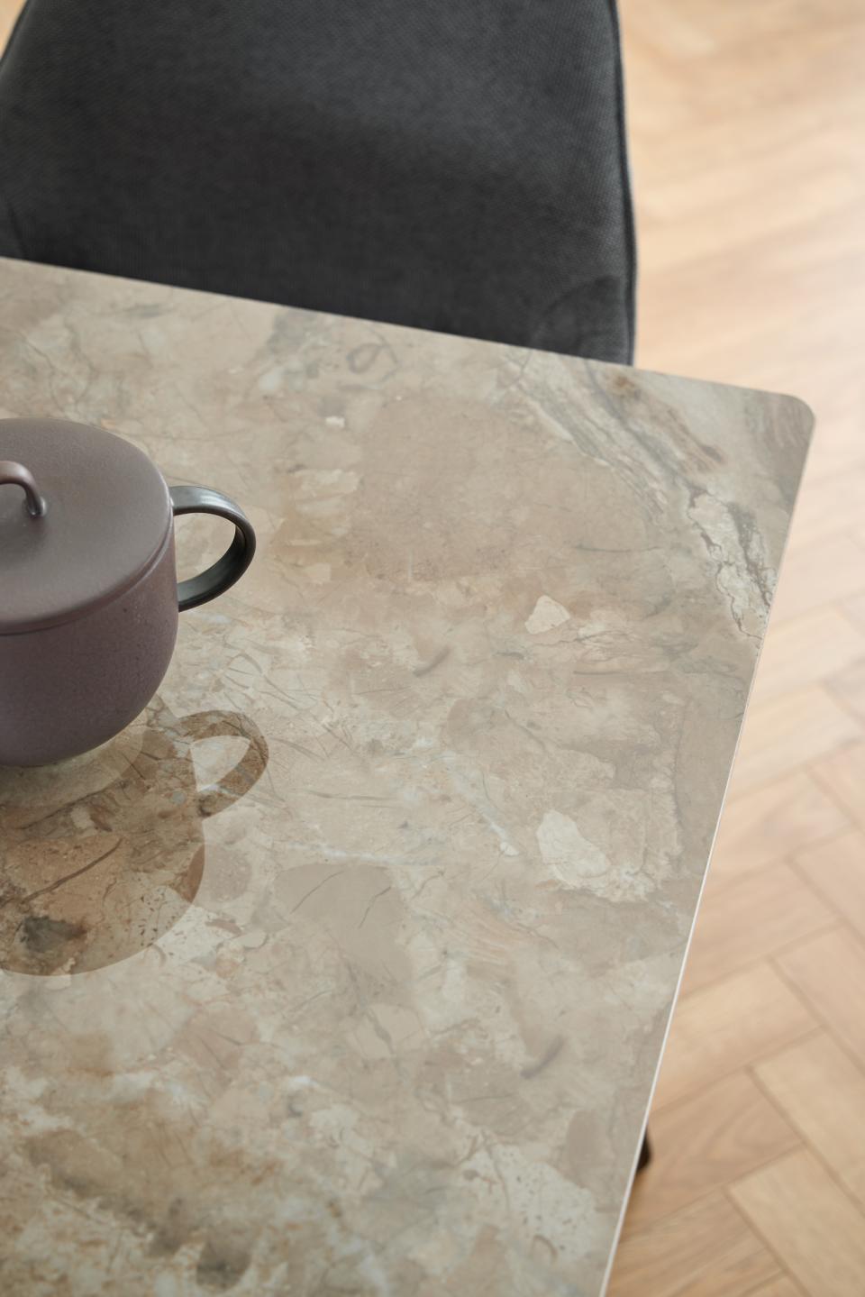 Elegant matbord med brun keramikskiva och svart underrede. Wicklow ger en varm, modern känsla – perfekt för dig som vill ha både stil och funktion.