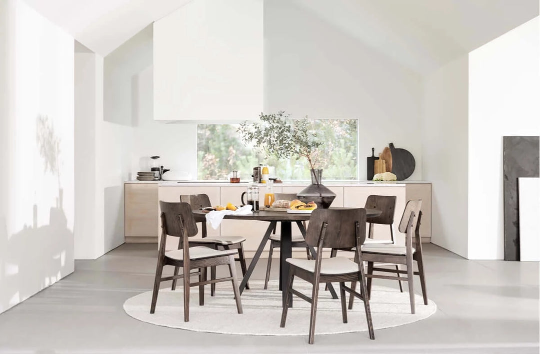 CARRADALE RUNT MATBORD V-BEN BRUN/SVART från Rowico Home finns hos Möbelhuset