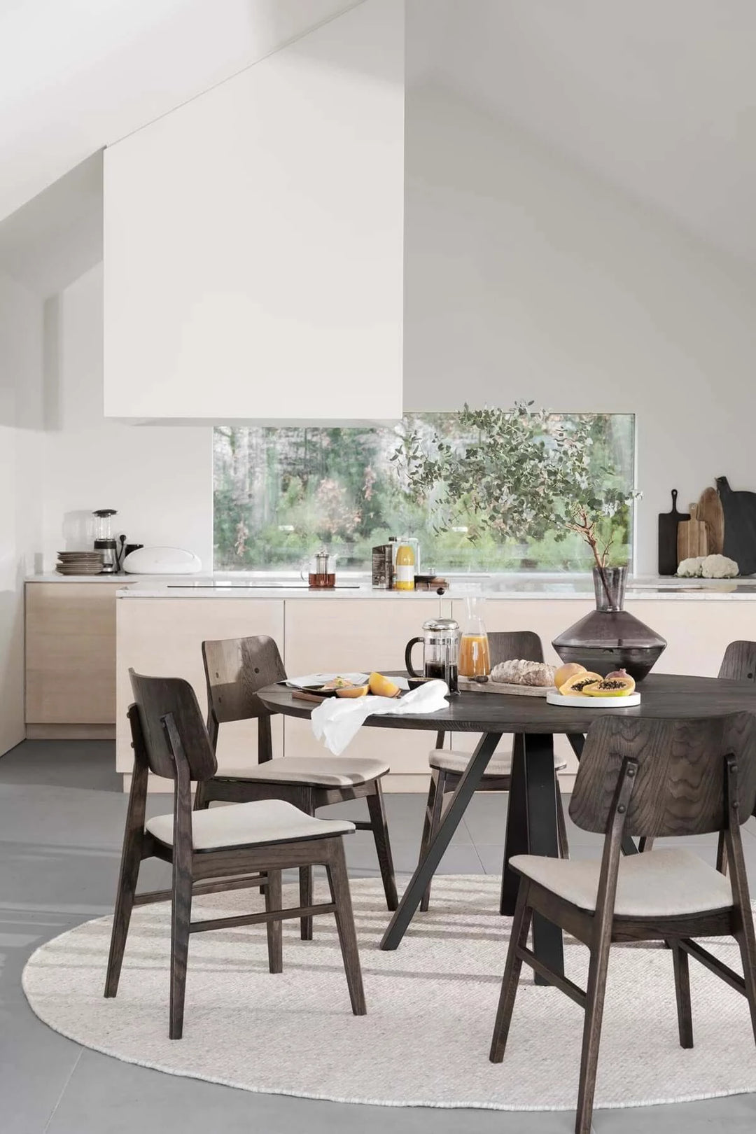 CARRADALE RUNT MATBORD V-BEN BRUN/SVART från Rowico Home finns hos Möbelhuset