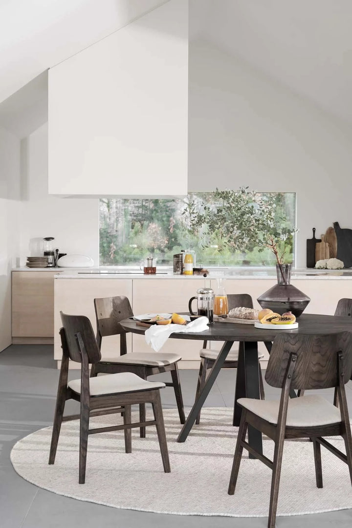 CARRADALE RUNT MATBORD V-BEN BRUN/SVART från Rowico Home finns hos Möbelhuset