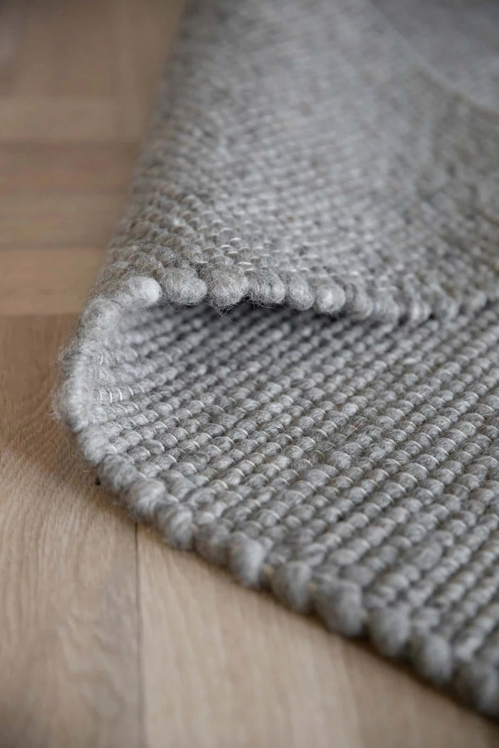 AUCKLAND MATTA GRÅ från Rowico Home finns hos Möbelhuset