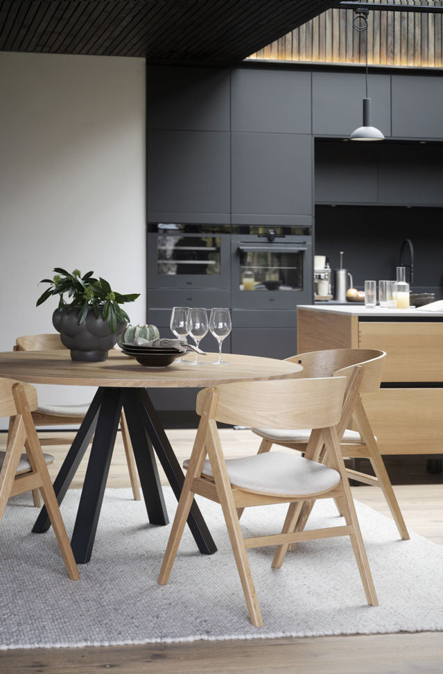 Carradale matbord Ø150 ek/V-ben svart metall