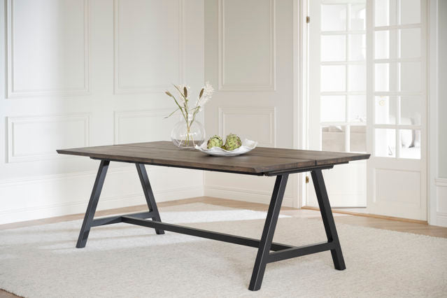 Carradale matbord 220 brun ek/A-ben svart met