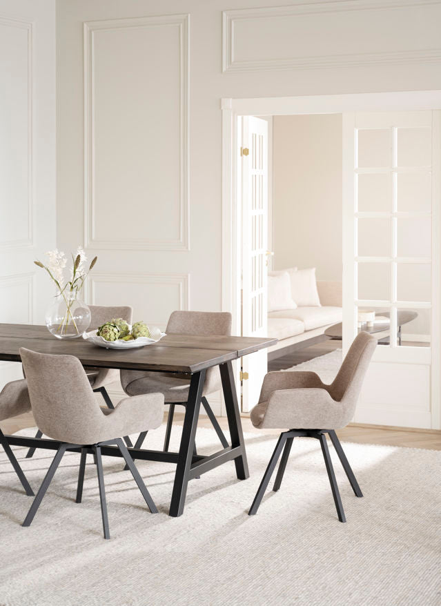 Carradale matbord 220 brun ek/A-ben svart met