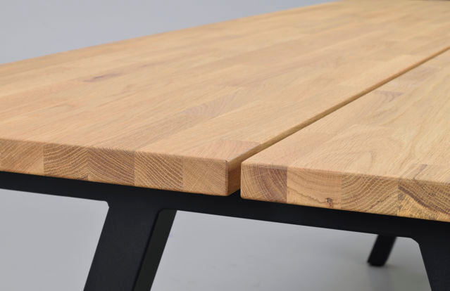 Carradale matbord 220 ek/A-ben svart metall