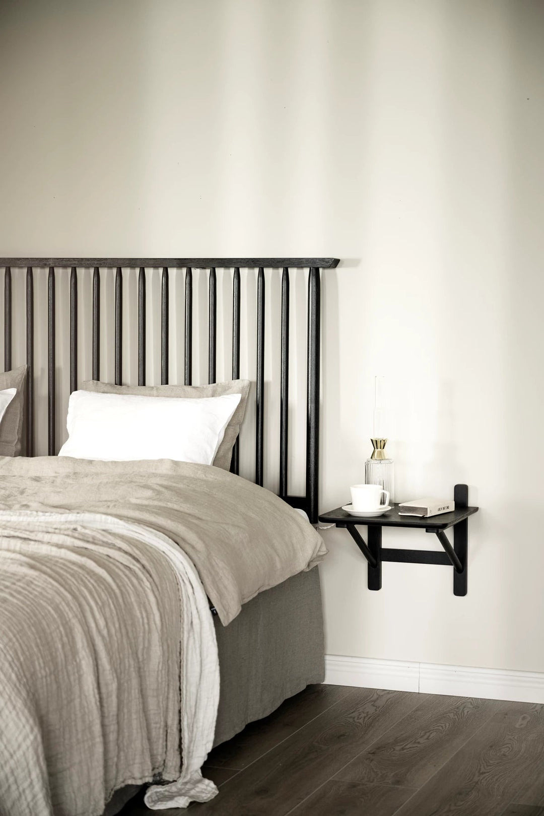 RIGGINS SÄNGGAVEL 180 SVART - Möbelhuset