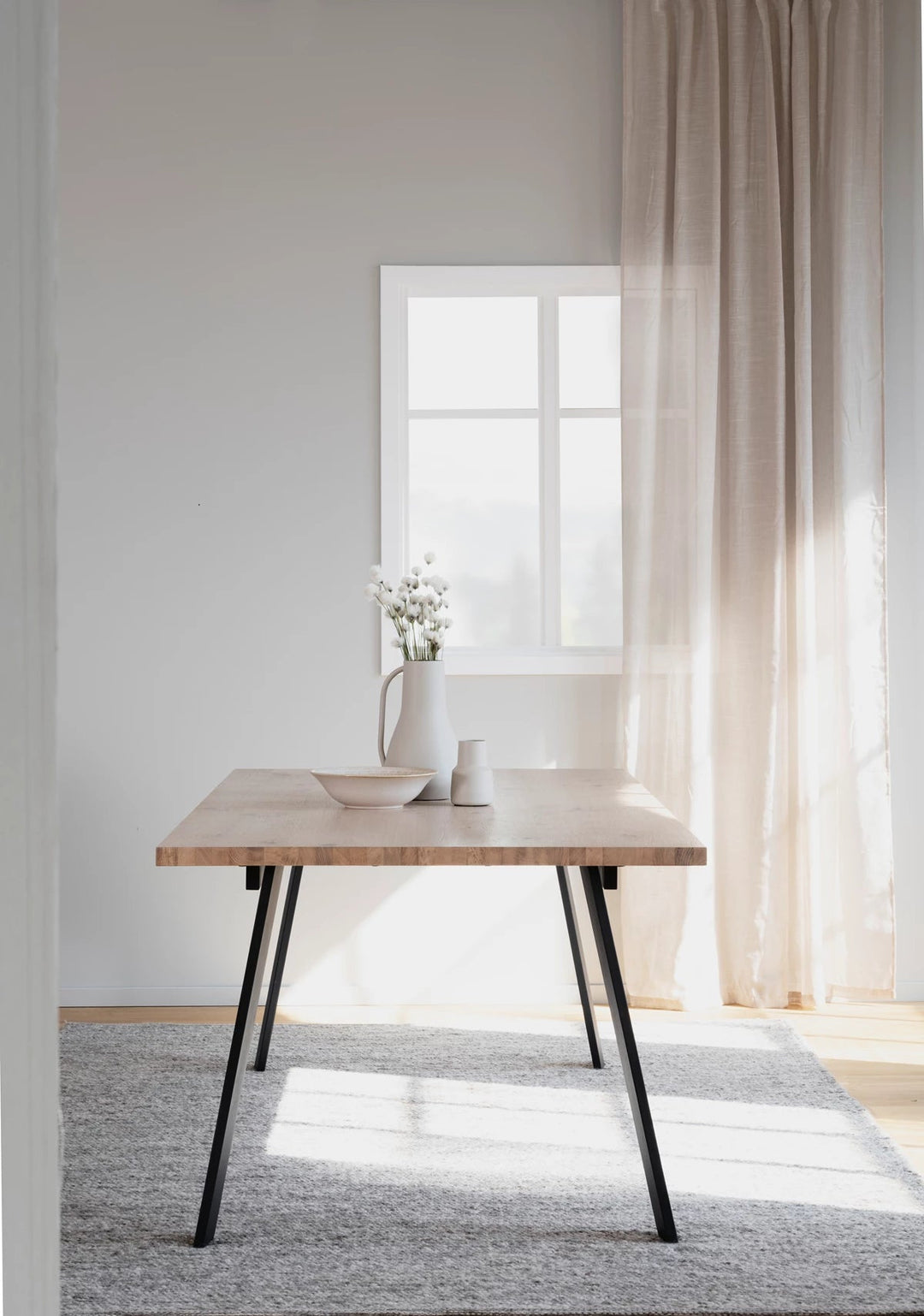 WINNIPEG MATBORD VITPIGMENTERAD/SVART - Möbelhuset