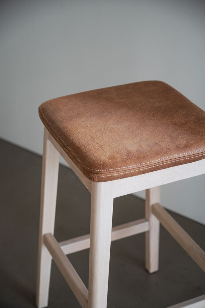 Livermore pall vitpigmenterad ek/brun läder-textil