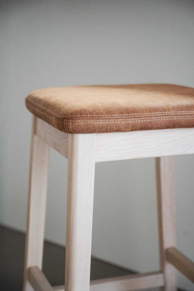 Livermore pall vitpigmenterad ek/brun läder-textil