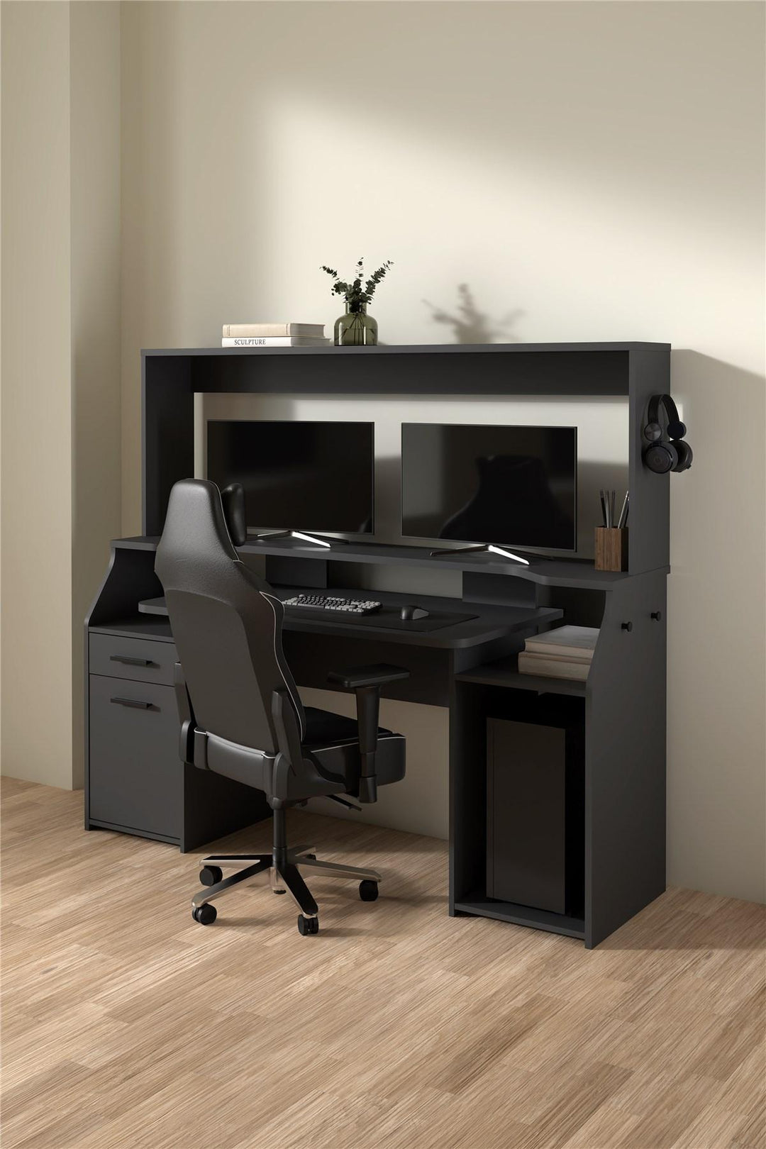 Gaming skrivbord i grått med en skrivstol