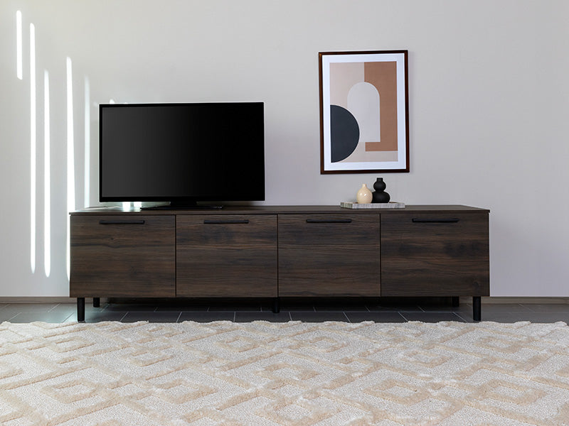 Siro tv-bänk brun med 4 dörrar och höga ben i metall | Möbelhuset